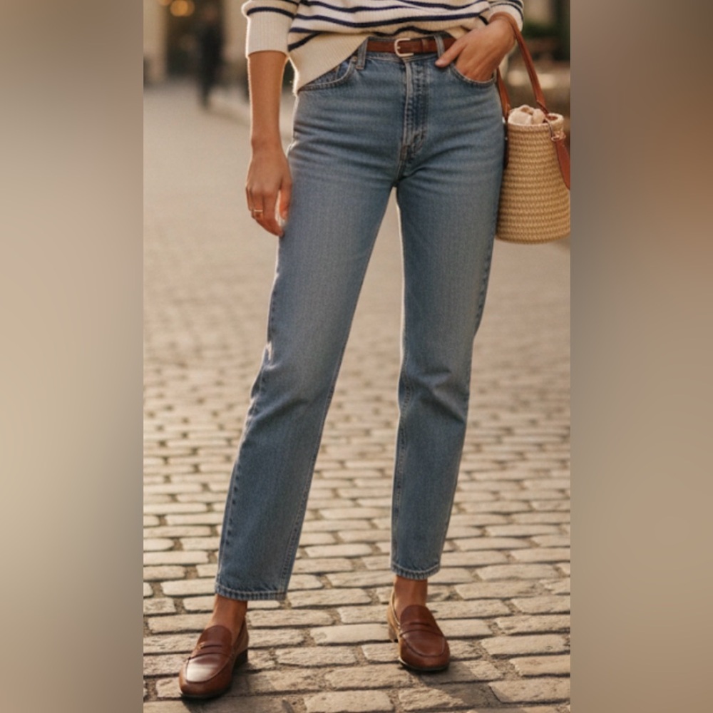 Vintage Y2K Levi’s 512 high waisted jeans. size tag faded but fits like a 25.